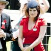 Ascot 2011, jour 5, samedi 18 juin : Sous une rare éclaircie, la princesse Eugenie d'York, 21 ans, fait sensation dans une robe rouge vif.