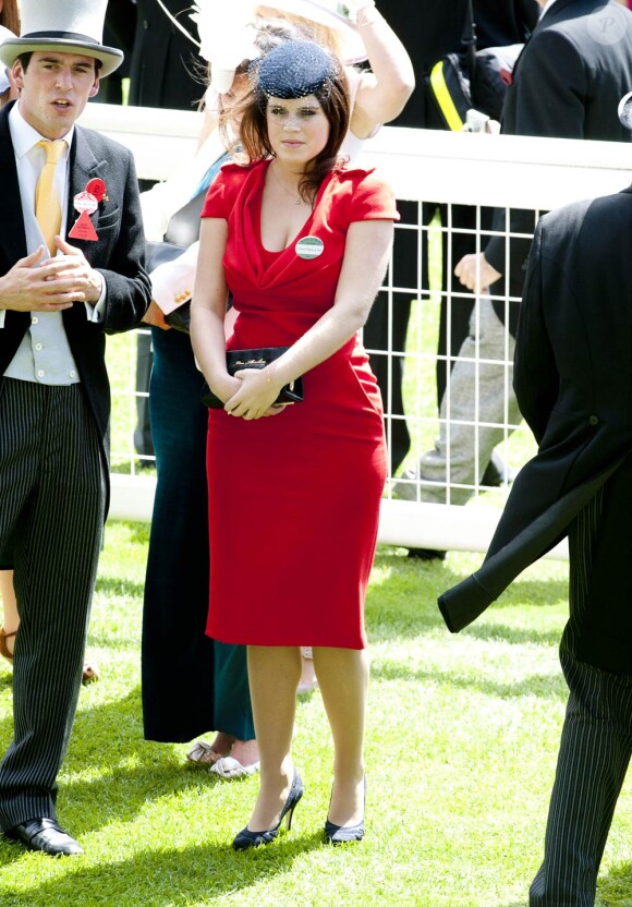 Ascot 2011, jour 5, samedi 18 juin : Sous une rare éclaircie, la princesse Eugenie d'York, 21 ans, fait sensation dans une robe rouge vif.