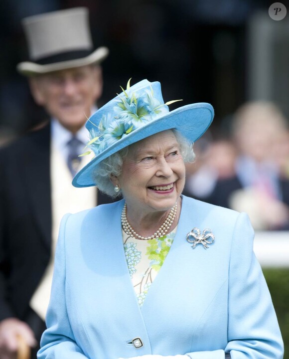 Ascot 2011, jour 5, samedi 18 juin : Dernière sortie de la reine Elizabeth II, dernière couleur sortie de la garde-robe. Bleu ciel !