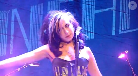 Ca va toujours pas mieux ? En concert à Belgrade le 18 juin 2011, Amy Winehouse a prouvé, éméchée et désorientée, qu'elle n'était toujours pas capable de faire son retour sur scène...