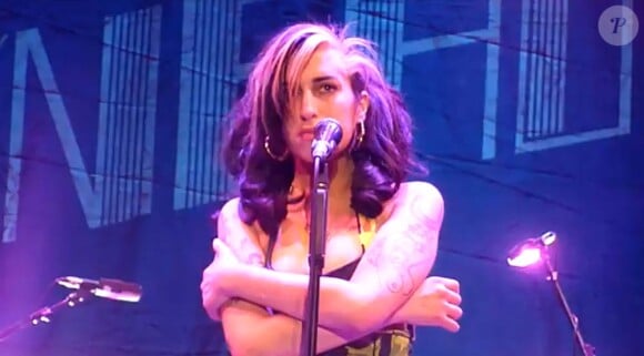 Auto-câlin, ça réconforte. En concert à Belgrade le 18 juin 2011, Amy Winehouse a prouvé, éméchée et désorientée, qu'elle n'était toujours pas capable de faire son retour sur scène...