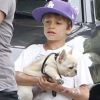 Cruz et Romeo Beckham se baladent avec leurs bouledogues et leur nounou.