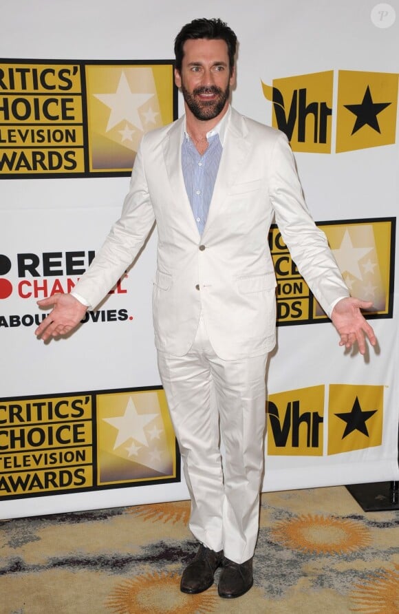 Jon Hamm fier de son award du meilleur acteur dans une série dramatique, lors des Critics Choice Television awards à Beverly Hills, le 20 juin 2011