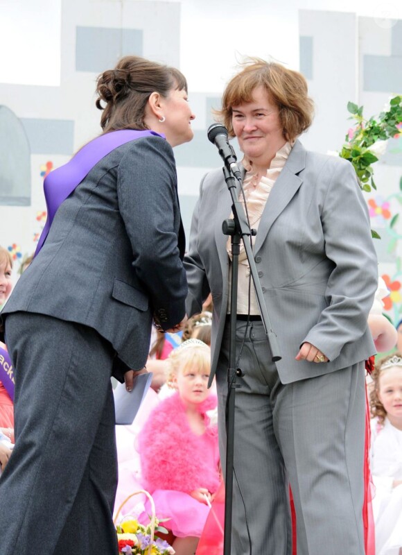 Susan Boyle le 20 juin 2011 à Blackburn avec le maire de la ville
