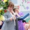 Susan Boyle exulte ce 20 juin 2011 à Blackburn devant une petite princesse