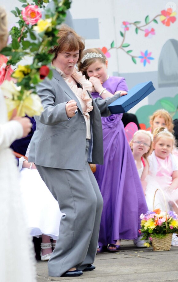 Susan Boyle exulte ce 20 juin 2011 à Blackburn devant une petite princesse
