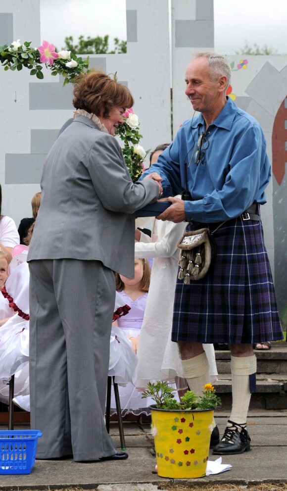Susan Boyle le 20 juin 2011 à Blackburn face à un authentique porteure de kilt