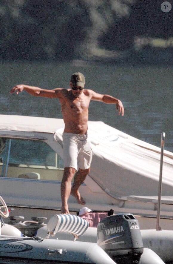 George Clooney profite d'une balade en bateau sur le lac de Côme en 2007