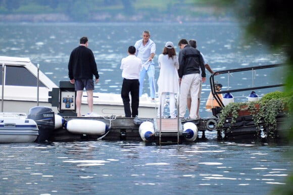 George Clooney en juin 2009 avec des amis sur les rives du lac de Côme en Italie