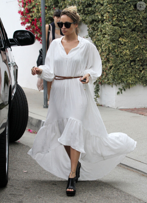 Avec une simple robe blanche bien accessoirisée, Nicole Richie fait le show à Los Feliz près de Los Angeles en juin 2011