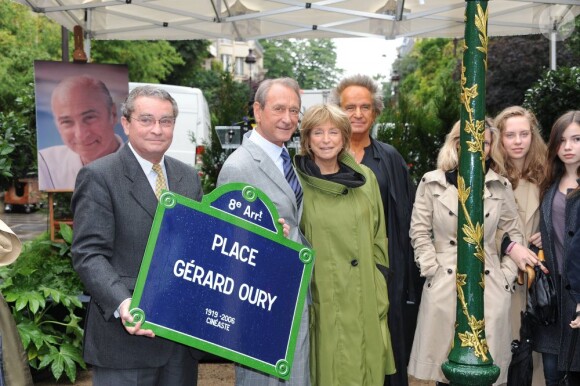Bertrand Delanoë, avec Danièle Thompson et sa fille Caroline Thompson lors de l'inauguration de la Place Gérard Oury, dans le VIIIe arrondissement de Paris, le 22 juin 2011.