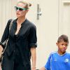 Heidi Klum se balade avec son fils Henri, 5 ans et sa craquante Lou, 1 an. New York, 22 juin 2011