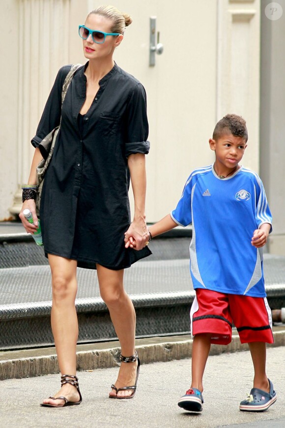 Heidi Klum se balade avec son fils Henri, 5 ans et sa craquante Lou, 1 an. New York, 22 juin 2011