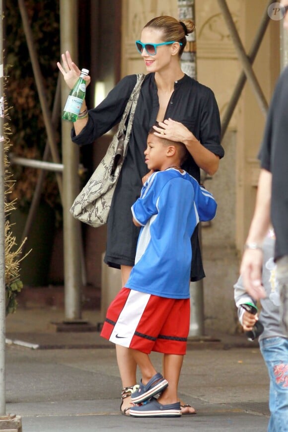 Heidi Klum est une maman modèle, ici avec son fils Henri. New York, 22 juin 2011