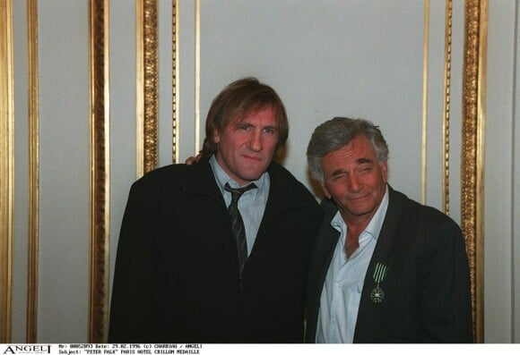 Peter Falk, le célèbre inspecteur Columbo et Gérard Depardieu qui vient de le décorer Chevalier de l'Ordre des Arts et des Lettres en 1996 à Paris