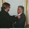 Peter Falk, le célèbre inspecteur Columbo décoré Chevalier de l'Ordre des Arts et des Lettres par Gérard Depardieu en 1996 à Paris