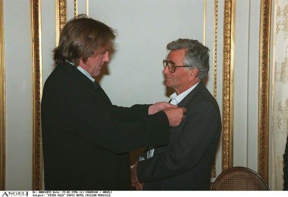 Peter Falk, le célèbre inspecteur Columbo décoré Chevalier de l'Ordre des Arts et des Lettres par Gérard Depardieu en 1996 à Paris