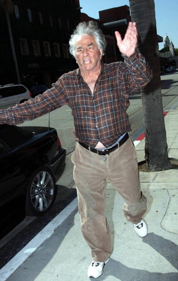 Peter Falk atteint de la maladie d'Alzheimer errant dans les rues de Los Angeles en 2008.