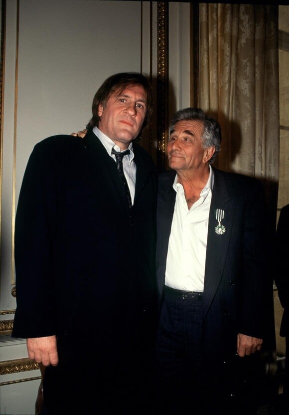 Peter Falk décoré par Gérard Depardieu en 1996 à Paris comme Chevalier des Arts et des Lettres.