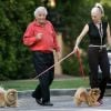Peter Falk et son épouse Shera Danese étaient fous de leurs chiens qu'ils promenaient dans une poussette comme des enfants. A Los Angeles en 2006