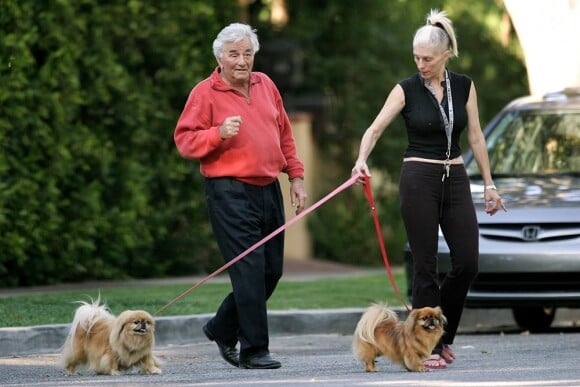 Peter Falk et son épouse Shera Danese étaient fous de leurs chiens qu'ils promenaient dans une poussette comme des enfants. A Los Angeles en 2006