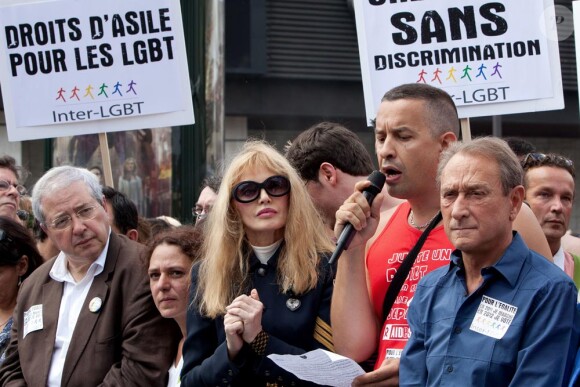 Arielle Dombasle avec Bertrand Delanoë et Jean-Paul Huchon à la Gay Pride