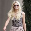 Paris Hilton s'apprête à faire une séance de footing avec sa soeur Nicky dans les rues de Los Angeles le 17 juin 2011