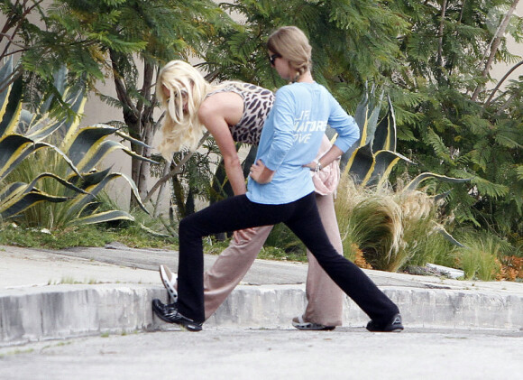 Paris Hilton en pleine séance de footing avec sa soeur Nicky dans les rues de Los Angeles le 17 juin 2011