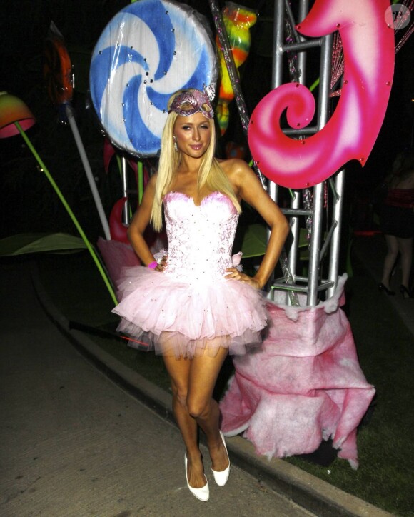 Paris Hilton au sixième anniversaire annuel de Kandyland au Playboy Mansion à Beverly Hills le 25 juin 2011