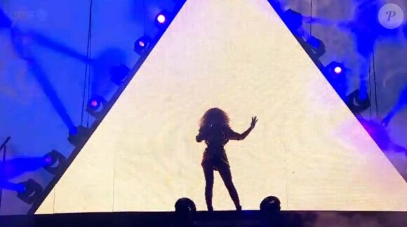 Beyoncé exceptionnelle sur la scène pyramidale de Glastonbury, le 26 juin 2011.