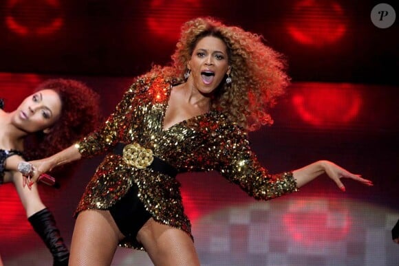 Beyoncé au festival de Glastonbury, le 26 juin 2011. Elle portait une mini robe Alexandre Vauthier Couture, pailletée et brodée de cristaux Swarovski par la Maison Lesage.