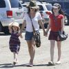Rachel Bilson emmène ses jeunes demi-soeurs Hattie et Rosemary à la ferme. Los Angeles, 26 juin 2011