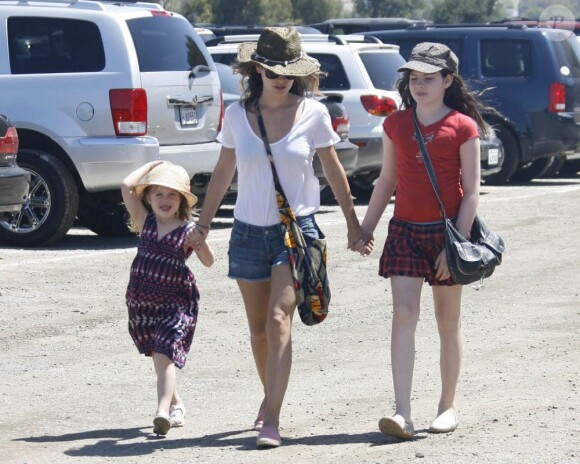 Rachel Bilson emmène ses jeunes demi-soeurs Hattie et Rosemary à la ferme. Los Angeles, 26 juin 2011