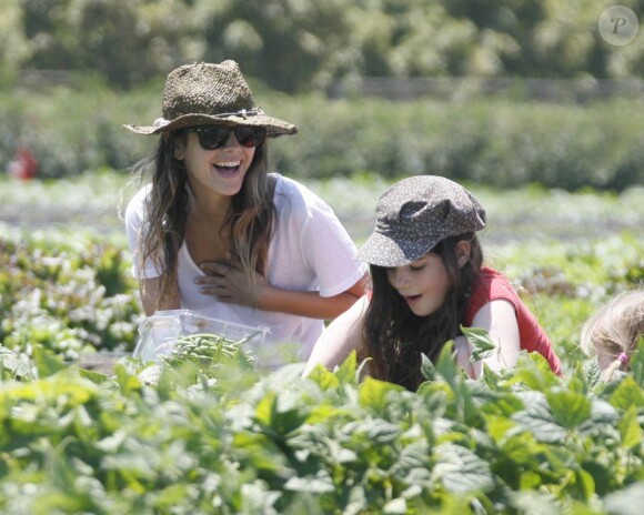 Rachel Bilson et ses deux petites soeurs s'amusent en récoltant des légumes à la ferme. Los Angeles, 26 juin 2011