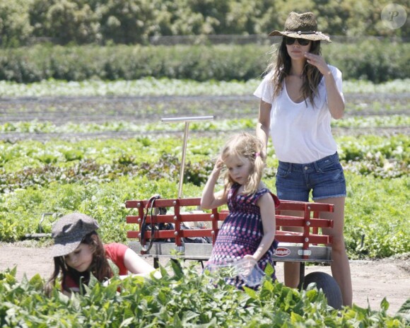 Rachel Bilson et ses deux petites soeurs récoltent des légumes à la ferme. Los Angeles, 26 juin 2011
