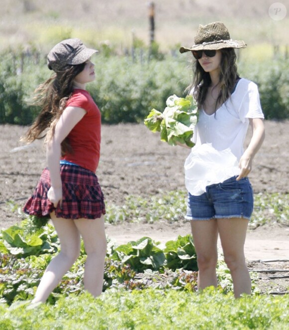 Rachel Bilson passe un bon moment avec ses deux demi-soeurs, Hatty et Rosemary à ramasser des légumes dans une ferme. Los Angeles, 26 juin 2011