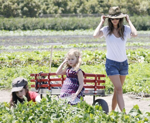 Rachel Bilson passe un bon moment avec ses deux demi-soeurs, Hatty et Rosemary à ramasser des légumes dans une ferme. Los Angeles, 26 juin 2011