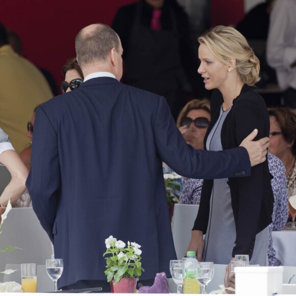 Le prince Albert de Monaco et sa fiancée Charlene Wittstock lors du Jumping international de Monte-Carlo, le 24 juin 2011. 