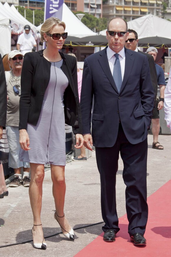 Le prince Albert de Monaco et sa fiancée Charlene Wittstock lors du Jumping international de Monte-Carlo, le 24 juin 2011. 