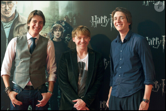 James et Oliver Phelps entourant Rupert Grint, lors d'un photocall pour la promotion de Harry Potter et les Reliques de la mort - partie II, à Madrid le 27 juin 2011