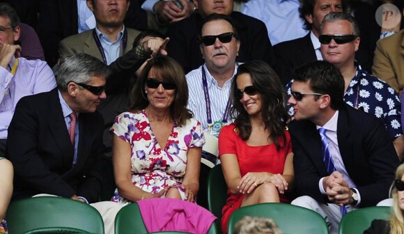 Pippa Middleton, ses parents Carole et Michael, et son amoureux Alex au tournoi de Wimbledon, le 29 juin 2011.