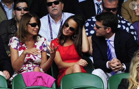 Pippa Middleton, son compagnon Alex, et sa maman Carole, au tournoi de Wimbledon, le 29 juin 2011.