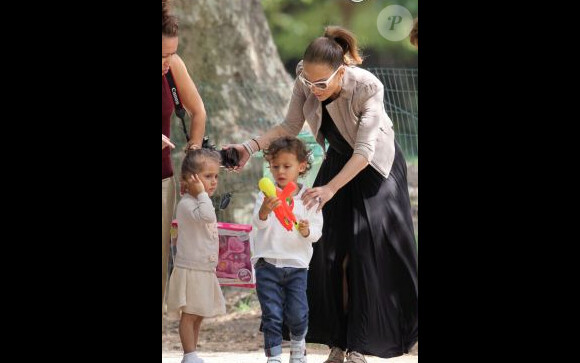Jennifer Lopez et ses enfants au parc Monceau en juin 2011