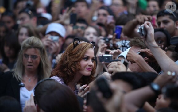 Pour le lancement de son premier parfum, Purr, à Toronto, Katy Perry est  apparue avec une nouvelle couleur de cheveux... Etonnante ! Toronto, 30  juin 2011.