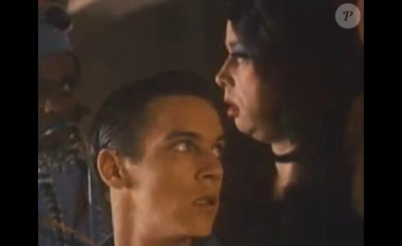 Jonathan Rhys-Meyers est pris dans un film futuriste et déjanté avec The Killer Tongue (1996)
