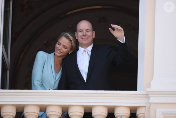 Aux environs de 18 heures le 1er juillet 2011, le prince Albert et la princesse Charlene, mariés civilement depuis quelques minutes, échangeait un baiser au balcon de la Salle des Glaces du Palais princier, applaudis par des milliers de Monégasques.