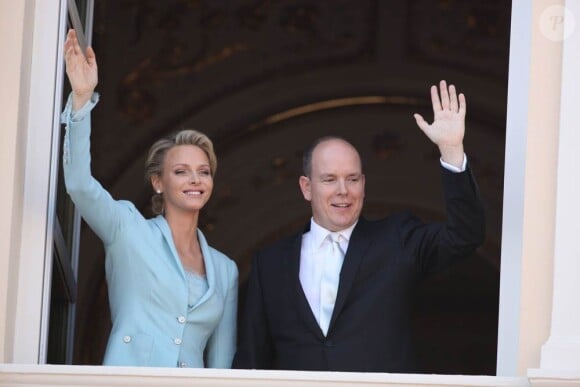 Aux environs de 18 heures le 1er juillet 2011, le prince Albert et la princesse Charlene, mariés civilement depuis quelques minutes, échangeait un baiser au balcon de la Salle des Glaces du Palais princier, applaudis par des milliers de Monégasques.
