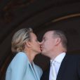  Aux environs de 18 heures le 1er juillet 2011, le prince Albert et la princesse Charlene, mariés civilement depuis quelques minutes, échangeait un baiser au balcon de la Salle des Glaces du Palais princier, applaudis par des milliers de Monégasques. 