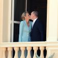  Aux environs de 18 heures le 1er juillet 2011, le prince Albert et la princesse Charlene, mariés civilement depuis quelques minutes, échangeait un baiser au balcon de la Salle des Glaces du Palais princier, applaudis par des milliers de Monégasques. 