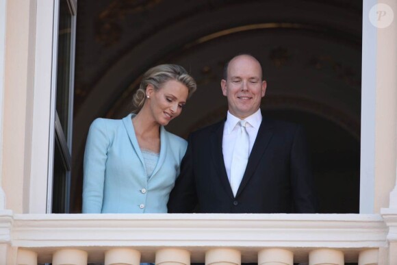Le 1er juillet 2011, mariés civilement depuis quelques minutes, le prince Albert et la  princesse Charlene paraissaient au balcon de la Salle des Glaces du Palais  princier, applaudis par des milliers de Monégasques.